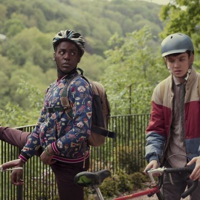 Asa Butterfield y Ncuti Gatwa con sus bicicletas en 'Sex Education'