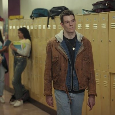 Connor Swindells es Adam en 'Sex Education'