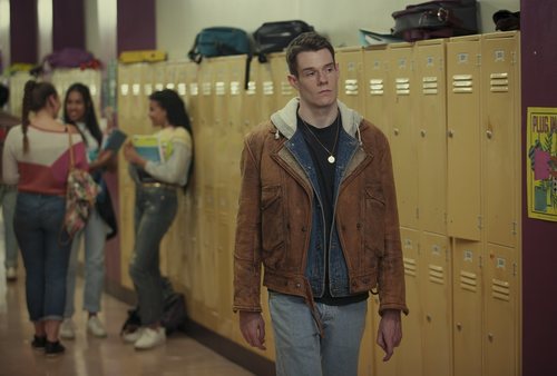 Connor Swindells es Adam en 'Sex Education'