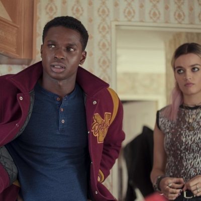 Kedar Williams y Emma Mackey son pareja en 'Sex Education'