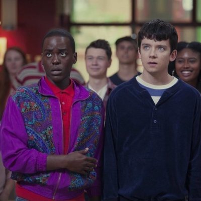 Ncuti Gatwa y Asa Butterfield sorprendidos en 'Sex Education'