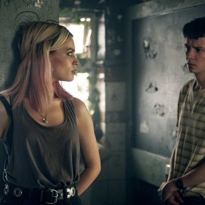 Emma Mackey y Asa Butterfield en el lugar abandonado en 'Sex education'