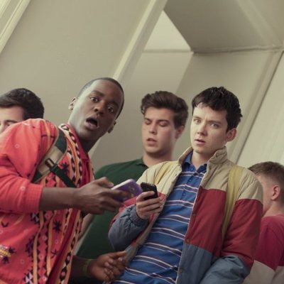 Ncuti Gatwa y Asa Butterfield sorprendidos en el pasillo en 'Sex Education'
