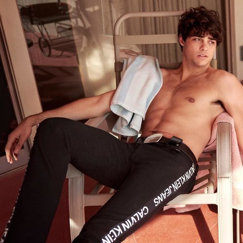 Noah Centineo posa en un provocativo anuncio de Calvin Klein