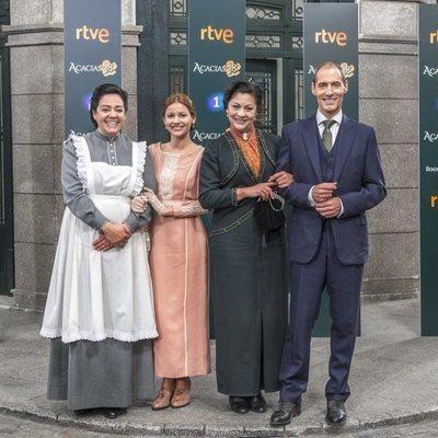 La familia Domínguez de 'Acacias 38' junto a su asistenta Arantxa