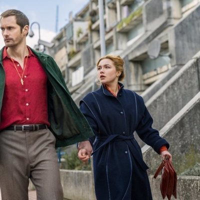Florence Pugh y Alexander Skarsgard en 'La chica del tambor'