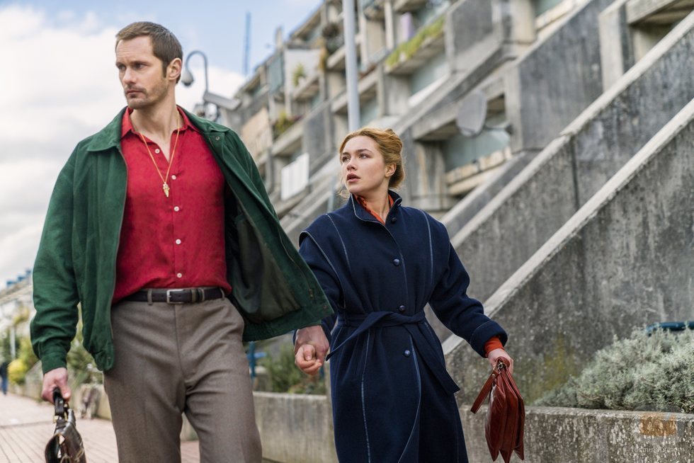 Florence Pugh y Alexander Skarsgard en 'La chica del tambor'