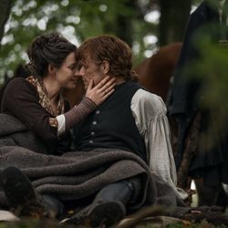 Caitriona Balfe y Sam Heughan en la cuarta temporada de 'Outlander'