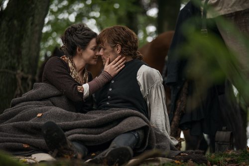Caitriona Balfe y Sam Heughan en la cuarta temporada de 'Outlander'
