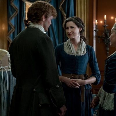 Maria Doyle Kennedy, Sam Heughan y Caitriona Balfe en la cuarta temporada de 'Outlander'
