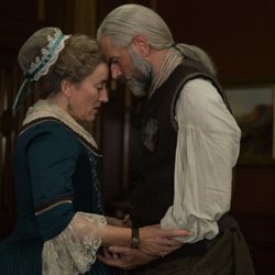 Maria Doyle Kennedy y Duncan Lacroix en la cuarta temporada de 'Outlander'