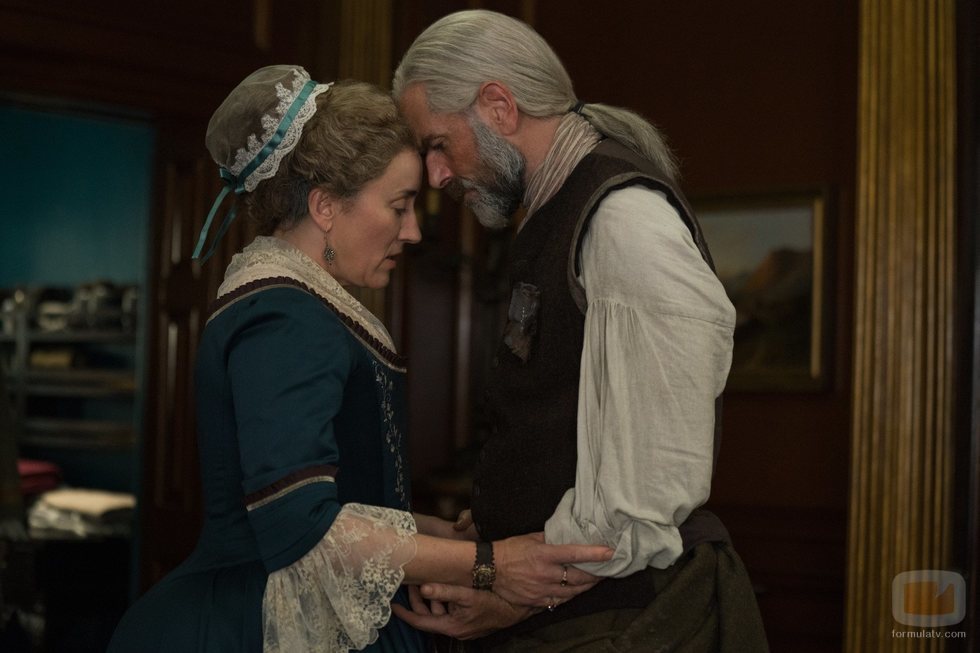 Maria Doyle Kennedy y Duncan Lacroix en la cuarta temporada de 'Outlander'