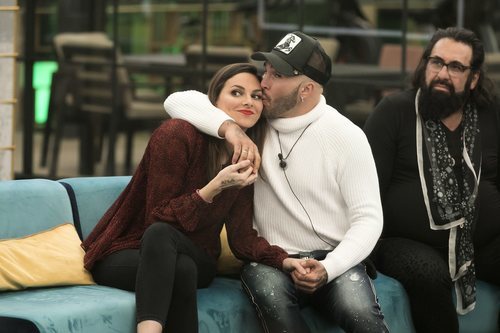 Kiko Rivera besa a Irene Rosales en la Gala 8 de 'GH dúo'