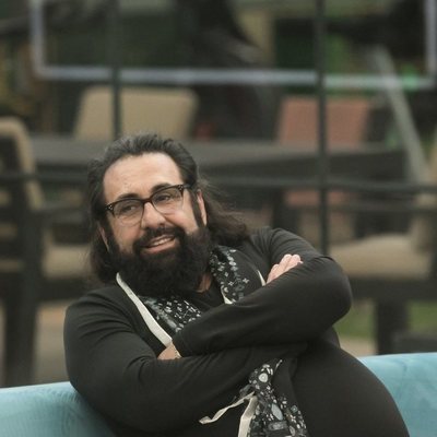 Juan Miguel, sentado en el salón en la Gala 8 de 'GH Dúo'