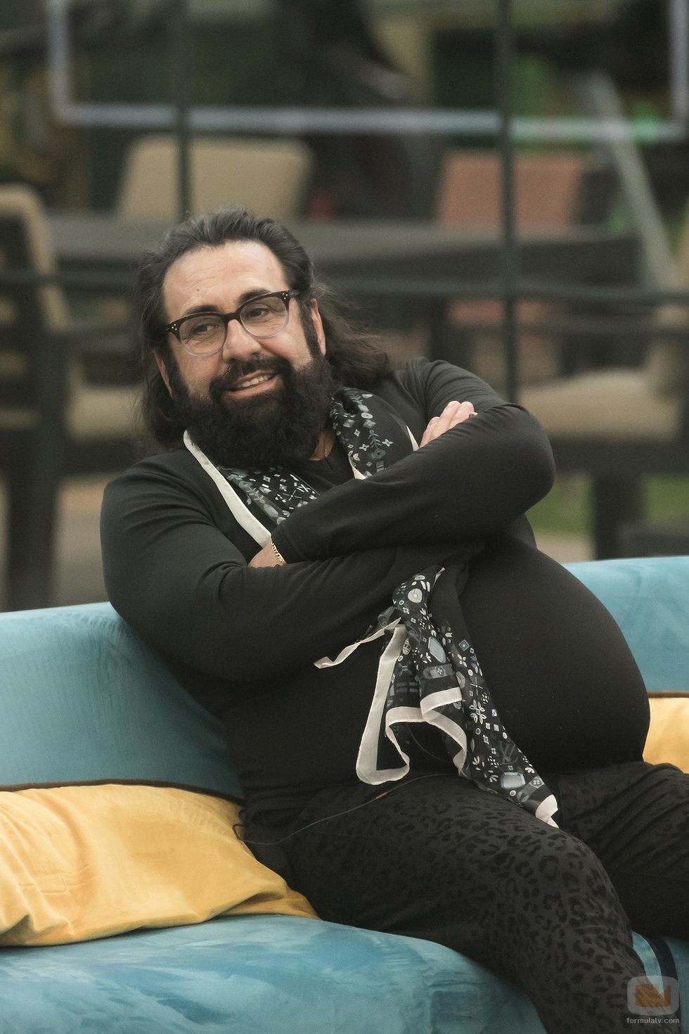 Juan Miguel, sentado en el salón en la Gala 8 de 'GH Dúo'