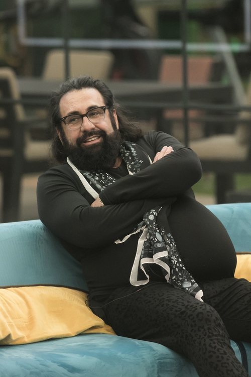 Juan Miguel, sentado en el salón en la Gala 8 de 'GH Dúo'