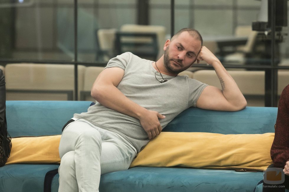 Antonio Tejado piensa en el salón durante la Gala 8 de 'GH Dúo'