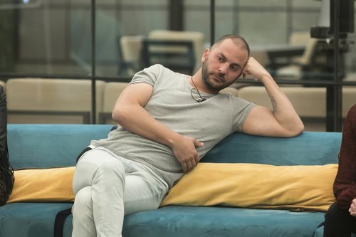 Antonio Tejado piensa en el salón durante la Gala 8 de 'GH Dúo'