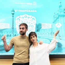 Jon Plazaola y María León en la presentación de la quinta temporada de 'Allí abajo'