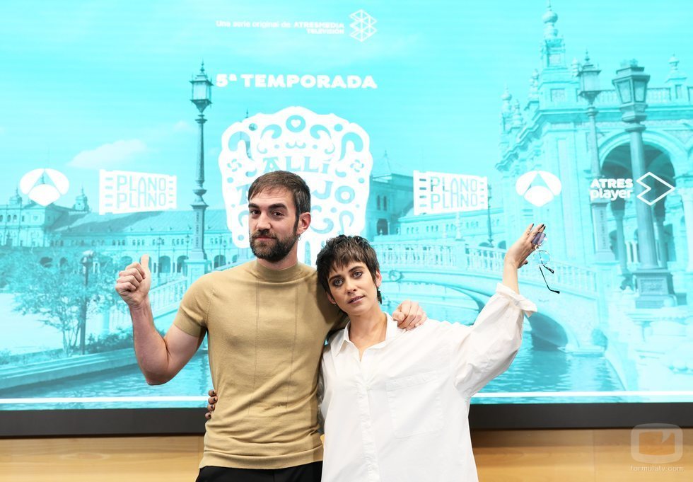 Jon Plazaola y María León en la presentación de la quinta temporada de 'Allí abajo'