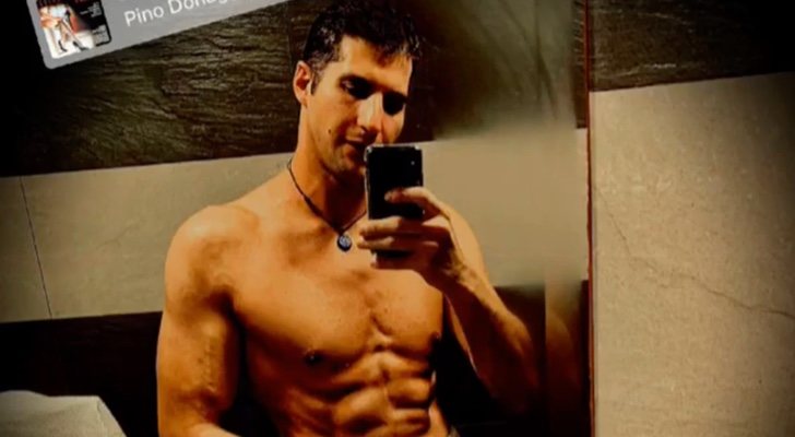 Julián Contreras posa semidesnudo al salir de la ducha