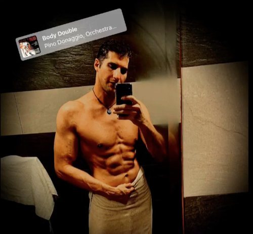 Julián Contreras posa semidesnudo al salir de la ducha