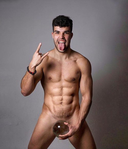 Pol Badía ('GH 17') y su desnudo integral posando con una bola de cristal