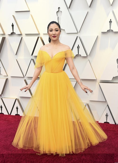 Constance Wu en la alfombra roja de los Oscar 2019
