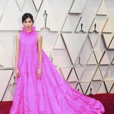Gemma Chan en la alfombra roja de los Oscar 2019