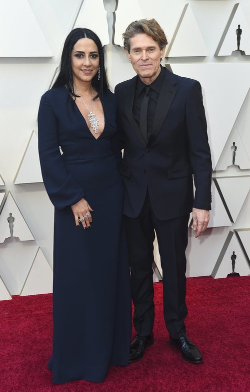 Willem Dafoe y Giada Colagrande en la alfombra roja de los Oscar 2019