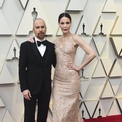 Sam Rockwell y Leslie Bibb en la alfombra roja de los Oscar 2019