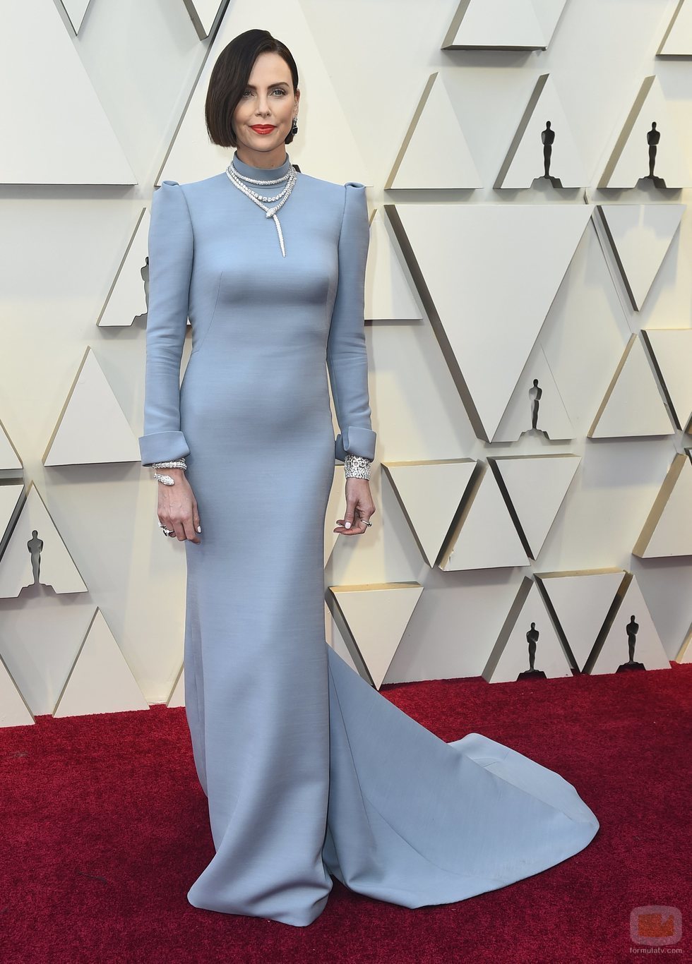 Charlize Theron en la alfombra roja de los Oscar 2019