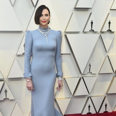 Charlize Theron en la alfombra roja de los Oscar 2019