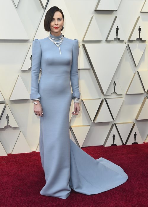 Charlize Theron en la alfombra roja de los Oscar 2019