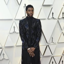 Chadwik Boseman en la alfombra roja de los Oscar 2019