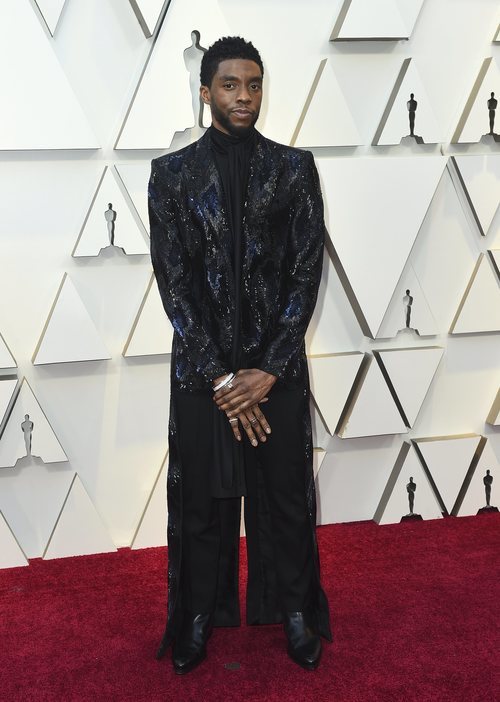 Chadwik Boseman en la alfombra roja de los Oscar 2019