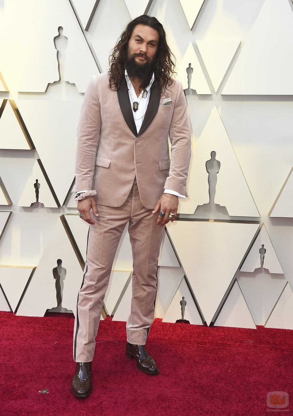 Jason Momoa en la alfombra roja de los Oscar 2019