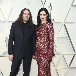 Krysten Ritter y Adam Granduciel en la alfombra roja de los Oscar 2019