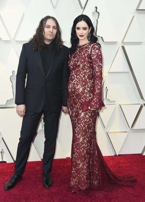 Krysten Ritter y Adam Granduciel en la alfombra roja de los Oscar 2019