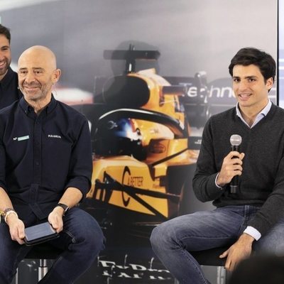 Antonio Lobato y Carlos Sainz durante la presentación de la campaña 2019 de Fómula 1