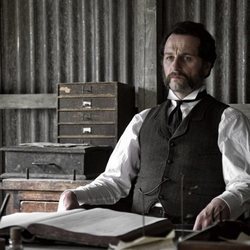 Matthew Rhys es Billy Winters en 'Death and Nightingales'