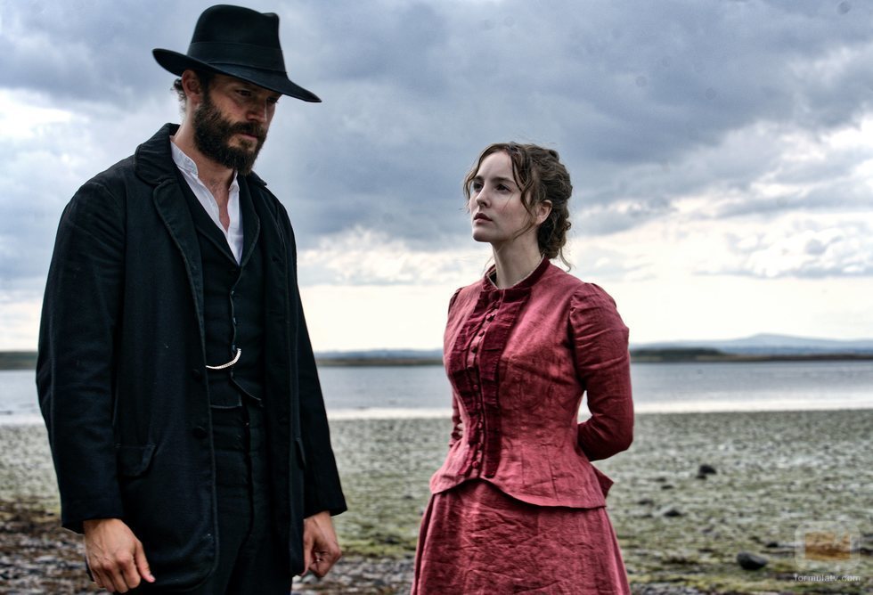 Jamie Dornan y Ann Skelly en 'Death and Nightingales'