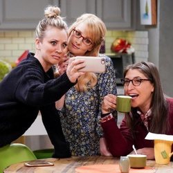 Kaley Cuoco, Melissa Rauch y Mayim Bialik en el rodaje de la última temporada de 'The Big Bang Theory'