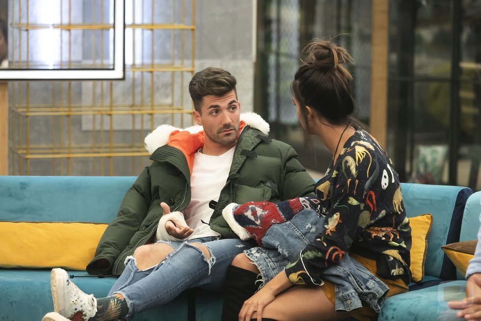 Alejandro Albalá hablando con Sofía Suescun en la Gala 9 de 'GH Dúo'