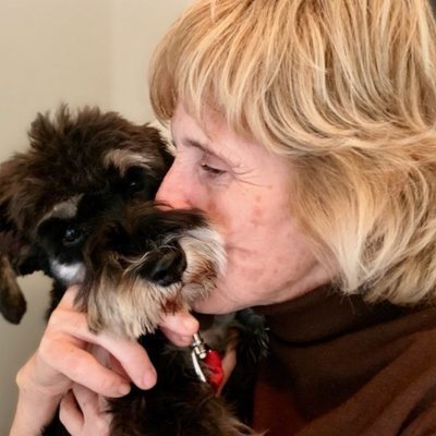 Mercedes Milá abraza a su perro Scott en 'Scott y Milá'
