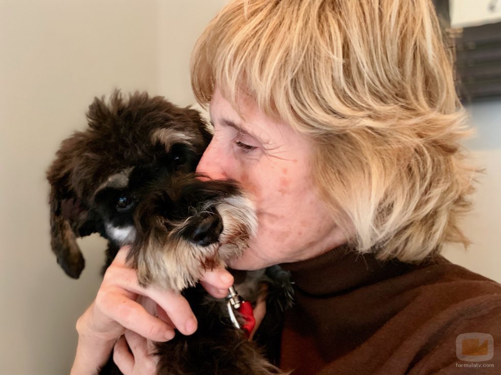 Mercedes Milá abraza a su perro Scott en 'Scott y Milá'