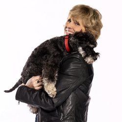 Mercedes Milá coge a su perro Scott en brazos para promocionar 'Scott y Milá'