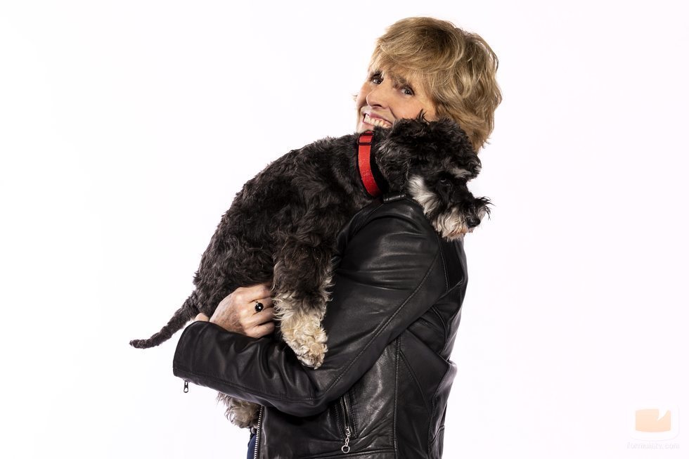 Mercedes Milá coge a su perro Scott en brazos para promocionar 'Scott y Milá'