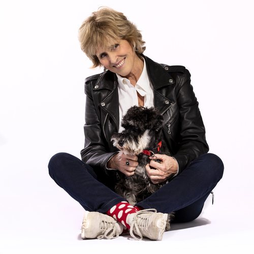 Mercedes Milá sentada junto a su perro para promocionar 'Scott y Milá'