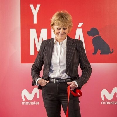 Mercedes Milá mira con complicidad a su perro Scott